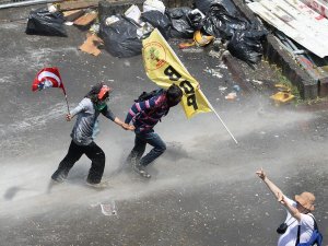 Taksim'de en çarpıcı eylem fotoğrafı