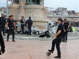 Taksim'de eylemciler polisle top oynadı