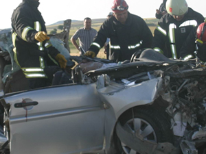 Otomobil TIR'a çarptı: 2 ölü, 2 yaralı