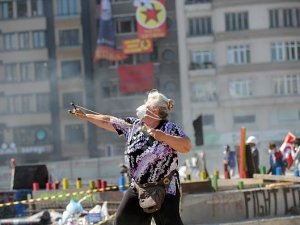 Sapanla polise taş atan teyzeye bakın!