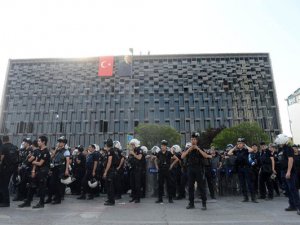Taksim AKM önünde bu kez polis slogan attı