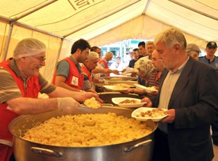 Akşehir'de Kızılay pilav dağıttı