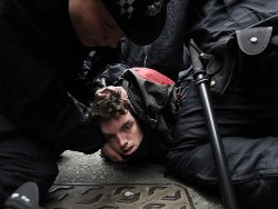 Londra'da göstericilere polis müdahalesi