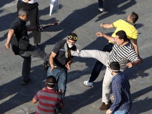 CHP'li eski Vekil Çetin Soysal eylemcilere saldırdı