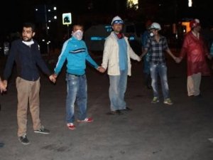 Polise taş atılmasın diye insan zinciri kurdular