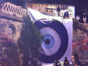 Gezi Parkı’na nazar boncuğu pankartı astılar