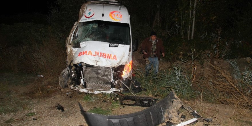 Görevden dönen ambulans şarampole yuvarlandı: 4 yaralı