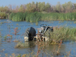 Traktör sular altında kaldı