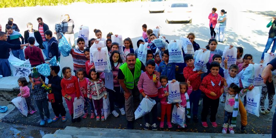 Oyuncaksız Çocuklar İçin Derneği yüzleri güldürüyor