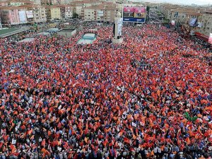 Yüzbinlerce kişi Sincan'da toplanmaya başladı