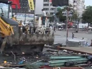 Gezi Parkı girişindeki barikatlar kaldırıldı