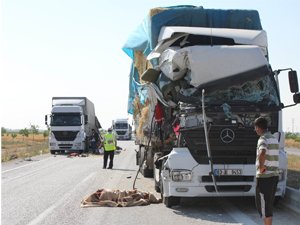 Duran tıra arkadan çarptı: 1 ölü, 1 yaralı