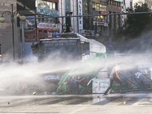 Kızılay’da izinsiz gösteriye polis müdahalesi