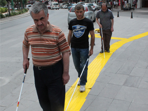 Görme engellilerden izli yol isteği