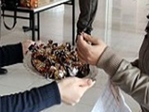 Saadet Gençlik'ten, adaylara çikolota ikramı