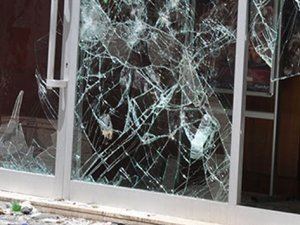 Provokatörler camiye saldırdı: 4 yaralı