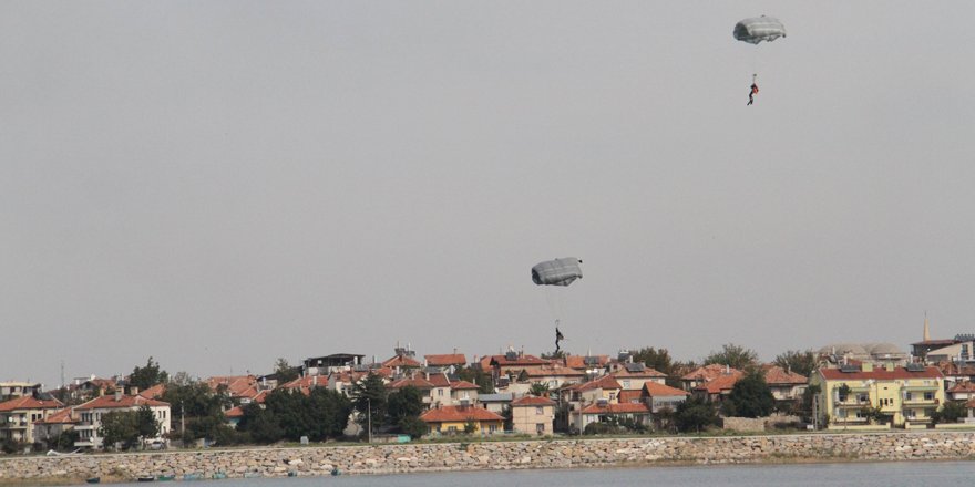 Beyşehir Gölü’nde paraşütle nefes kesen eğitim tatbikatı