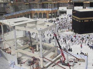 Kabe'ye geçici tavaf alanı yapılıyor