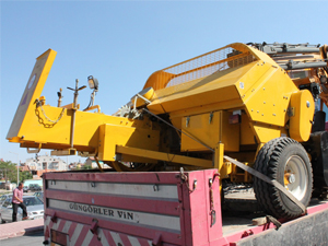 Konya'da hırsızlar saman balya makinesini çaldı