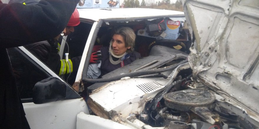 Otomobil direğe çarptı, sürücü araçta sıkıştı