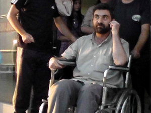 Çarptığı otomobil bacağını ezdi