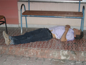 Alkollü sürücü kendinden geçti