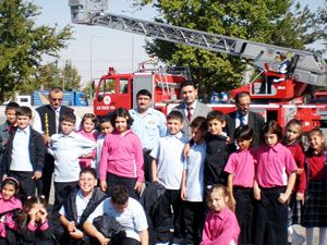 İtfaiye merkezini gezen miniklere yangın konusunda semineri verildi