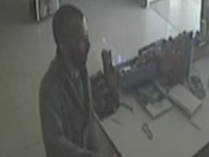 Hırsızın marketi soyması güvenlik kamerasına yansıdı