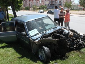 Ağaçlara çarpan araçtaki 5 çocuk yaralandı
