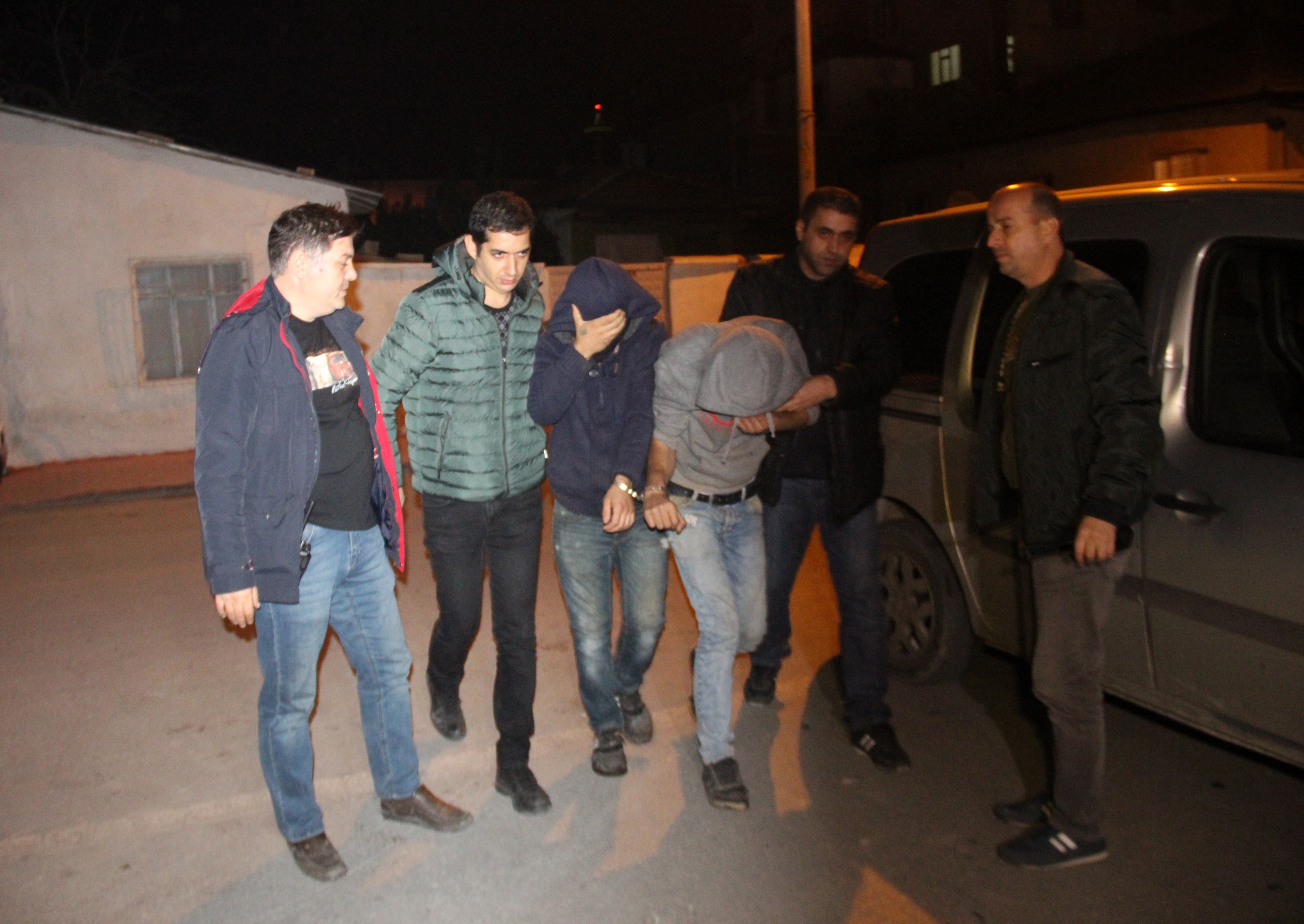 Cami inşaatından demir çalan şüpheliler polisten kaçamadı