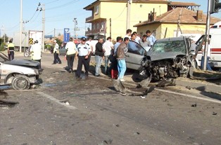 İki otomobil çarpıştı: 5 yaralı