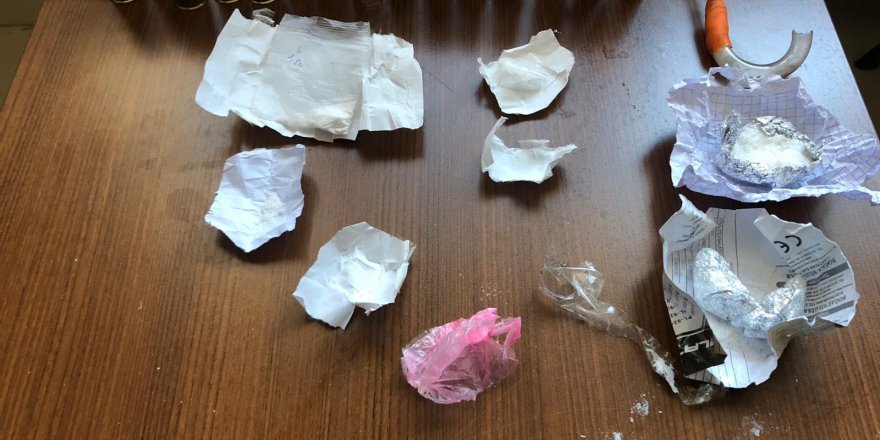 Polisin durduğu otomobilde uyuşturucu ve tüfek ele geçirildi