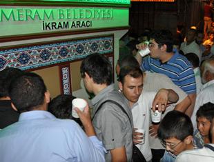 Meram Belediyesi'nden kandil ikramı