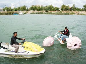 Beyşehir Gölü'nde traktörler geziyor