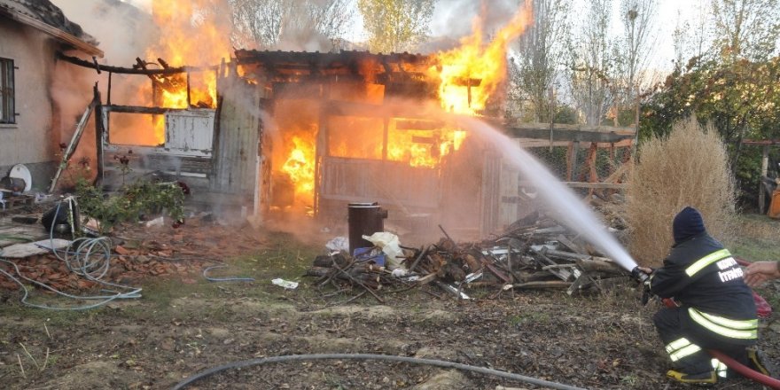 Baraka alevlere teslim oldu