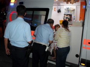 Kaza geçiren çocuk ambulansa zor bindirildi