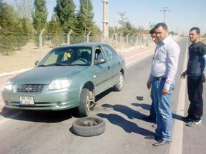 Tren rayları trafikte tehlike oluşturuyor