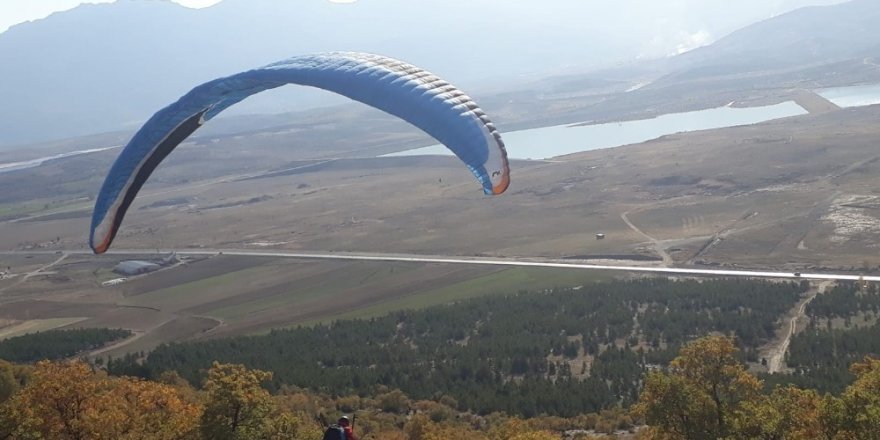 Seydişehir Çal Tepesinde ilk kez yamaç paraşütü atlayışı gerçekleştirildi