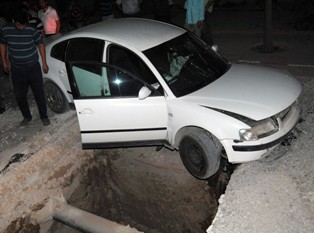 Otomobil çukurda asılı kaldı!