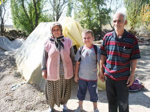 Evi yanan aile çadırda yaşıyor