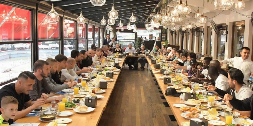 Konyaspor yönetimi ve oyuncular kahvaltıda bir araya geldi