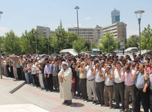 Türkistan için saf tuttular