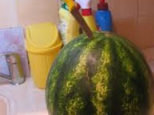 Karpuz Yerine Parmağını Kesti