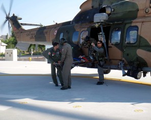 Yaralı dağcı savaş helikopteriyle kurtarıldı
