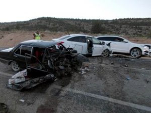 İki otomobil çarpıştı: 1 ölü, 6 yaralı