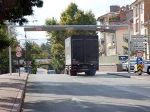 Dikkat; altgeçit kamyonu-otobüsü biçiyor!