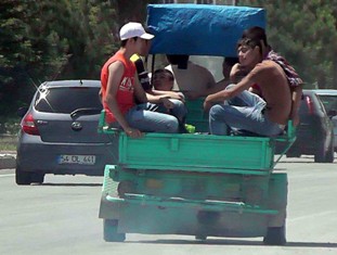 Triportör kasasında tehlikeli yolculuk