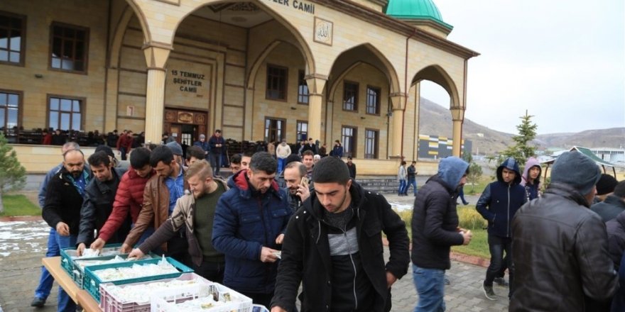 Nevşehir Belediyesi cami çıkışı börek ve meyve suyu dağıttı