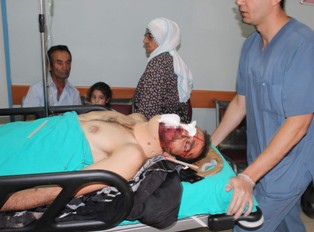 Motosiklet traktör römorkuna çarptı