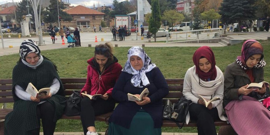 Gençler Hükümet Konağı  önünde kitap okudu
